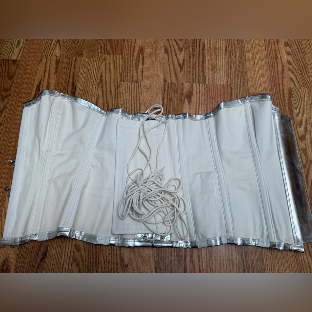 Burleska silver faux leather corset with heavy metal fasteners - Picture 4 of 9